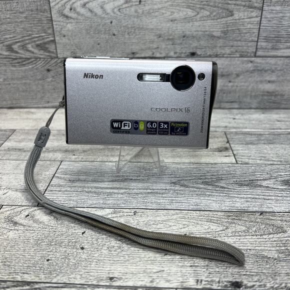 Nikon Coolpix S6 Digital Camera Silver 6mp 3x Zoom FOR PARTS - UNTESTED - Picture 1 of 14
